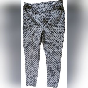 Old Navy Pixie 4 Black And White Brocade‎ Pattern Straight Leg Trouser.